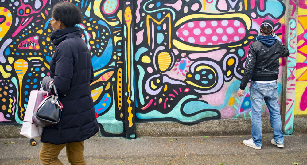 Bebar réalise une fresque sur le mur de l'IUT Chérioux dans le cadre de l'initiative "c'est graff docteur". Bebar réalise une fresque sur le mur de l'IUT Chérioux dans le cadre de l'initiative "c'est graff docteur".